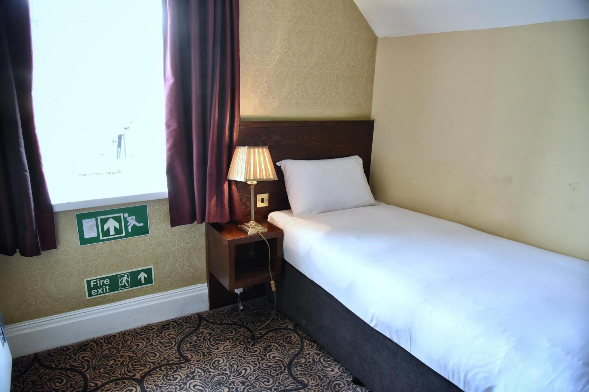 The Castle Hotel Wetherspoon Ruthin Exteriér fotografie
